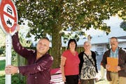 Die Waldburgstrasse soll in beiden Richtungen offen bleiben: Duško und Ljiliana Malinović, Esther Stucki und Heiner Lenz (von links) verlangen zusammen mit weiteren Anwohnern einen entsprechenden Signalisationsvermerk (Anstösser und Zubringerdienst gestattet).Bilder: Philipp Stutz