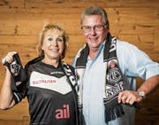 Graziella und Erich Thoma: Sie hat sich für die Europa-League-Partien in St.Gallen das neue Lugano-Trikot gekauft. (Bild: Hanspeter Schiess)