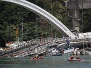 Beim Einsturz einer Brücke in Taiwan sind laut Angaben vom Mittwoch mindestens vier Personen ums Leben gekommen. (Bild: KEYSTONE/EPA/RITCHIE B. TONGO)