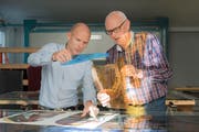Pascal Engeler und sein Vater Albin Engeler bauen 2000 Glasstücke zu mosaikartigen Bildern zusammen. (Bilder: Lisa Jenny)
