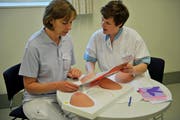 Die Früherkennung von Brustkrebs ist Teil der Ausbildung des Pflegepersonals. (Bild: Reto Martin - 30. März 2012)