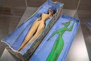 Der Däne Ovartaci gehört zu den Stars der Outsider Art und setzt sich in seiner Kunst mit seiner Geschlechtsidentität auseinander. (Bild: Ralph Ribi)