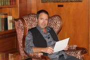 Der Urner Schauspieler Walter Sigi Arnold schlüpft in die Rolle des Firmenpatrons Adolf Dätwyler. (Bild: Markus Zwyssig, Altdorf, 1. Oktober 2019)
