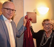 Ortsgemeindepräsident Norbert Hodel enthüllt mit Margaretha Bürgi Wellauer die Tafel beim Gewölberaum.Bild: PD
