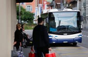 Ein Bus der ZVB-Linie 1 an der Bushaltestelle Unterägeri Dorf. (Bild: Stefan Kaiser, Oberägeri, 18 Juni 2018)