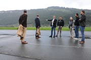 OK Präsident Peter Keller (Mitte) erklärt OK und Medienvertretern die Lage des Festgeländes. (Bild: Philipp Unterschütz, Buochs, 2. Oktober 2019)
