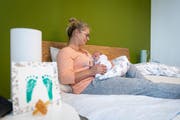 Im Wochenbett hat jede Familie ihr eigenes Schlafzimmer. (Bild: Ralph Ribi)