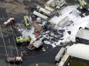 Ein B-17 Bomber aus dem zweiten Weltkrieg ist in den USA bei einer Notlandung in Flammenaufgegangen. Sieben Menschen kamen dabei ums Leben. (Foto: WFXT Boston 25 News via AP/Keystone) (Bild: KEYSTONE/AP WFXT Boston 25 News)