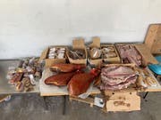 Ein stattlicher Fleischberg: Über 72 Kilogramm an Würsten, Schinken und Trocken- und Frischfleisch schmuggelte ein Mann in die Schweiz. (Bild: Eidgenössische Zollverwaltung)