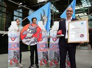 Markus Klinkmueller, Geschäftsführer von Swiss Air Deluxe, posiert anlässlich der Vergabe des Schmähpreises der Alpen-Initiative für den unsinnigsten Transport. (Bild: Keystone/Laura Zimmermann)
