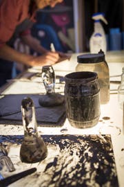 Die Glasmaler arbeiteten schon vor 500 Jahren mit Schwarzlot, einer speziellen Farbe, um Formen zu schattieren.