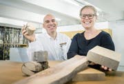 Oliver und Petra Bantli im Ausstellungsraum ihrer Schreinerei. Bild: Andrea Stalder