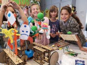 Teilnehmerinnen des TüftelCamps mit ihrer selbstgebauten Erfindung. (Bild: PD/jugendnetzwerk_sdm)