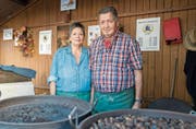 Nicht nur beim Marronirösten ein Team: Astrid Mascetti und ihr Vater Ugo.Bild: Lisa Jenny (1.Oktober 2019)