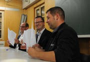 Reto Blättler (Präsident Schwingersektion Hergiswil), Peter Keller (OK-Präsident und Nationalrat NW) und Marco Zimmermann (Präsident Schwingersektion Beckenried) (von links) bei der Unterschrift der Gründungsurkunde des Trägervereins. (Bild: Philipp Unterschütz, Buochs, 2. Oktober 2019)