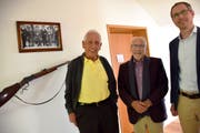 Peter Eggenberger (rechts) vermittelte die Schenkung des Gewehrs durch Bernhard Lämmli. (Bild: Isabelle Kürsteiner)