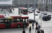 Die Countdown-Ampel werden beim Bahnhofplatz Bern installiert. (Bild: Keystone)