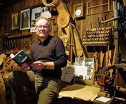Marcel Huwyler in der elterlichen Wagnerei, die heute im Postlonzihaus zu sehen ist. Bild: Eddy Schambron