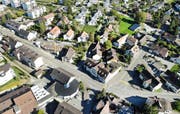 Die zentrale Kreuzung in Islikon mit Volg/Landi (Rundbau), «Ochsen» (unterhalb der Haupstrasse) und «Löwen» (oberhalb). (Bild: Andrea Stalder)