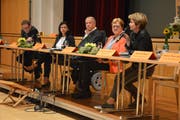 Massnahmen gegen die Kostensteigerung im Gesundheitswesen diskutiert (von links): Jakob Stark, Martina Pfiffner Müller, Christian Lohr, Edith Graf-Litscher und Brigitte Häberli. (Bild: Monika Wick)