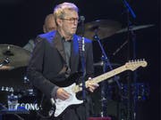 Der Meister der Gitarrensaiten, Eric Clapton, kommt am 5. Juni 2020 nach zwölf Jahren wieder in die Schweiz. Bei dem Konzert im Zürcher Hallenstadion will er auf seine Grosserfolge zurückblicken. (Bild: Keystone/GEORGIOS KEFALAS)