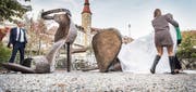 Die Enthüllung der Bronze-Stöckelschuhe mit Stadtpräsident Anders Stokholm und den Künstlerinnen. (Bild: Andrea Stalder)