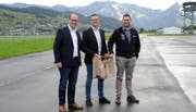 Reto Blättler (Schwingersektion Hergiswil), Peter Keller und Marco Zimmermann (Schwingersektion Beckenried) auf dem Flugplatz.Bild: Philipp Unterschütz (Buochs, 2. Oktober 2019)