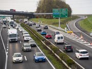 In der Schweiz wurden im September deutlich mehr neue Autos zugelassen als noch vor einem Jahr. Damals hatten allerdings neu eingeführte Abgasnormen Lieferschwierigkeiten zur Folge. (Bild: KEYSTONE/LAURENT GILLIERON)