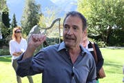 Der Urner Schauspieler Walter Sigi Arnold führte auf einem szenischen Rundgang durch die ehemalige Fabrikantenvilla der Familie Dätwyler und durch die grosszügige Gartenanlage. (Bild: Markus Zwyssig, Altdorf, 1. Oktober 2019)