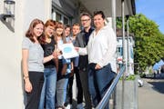 Lea Tobler, Anouk Walliser, Ariane Alig, Ladina Da Rugna und Simon Walliser von der Klimagruppe Romanshorn zusammen mit Stadtpräsident Roger Martin und Stadträtin Ursula Bernhardt. (Bild: PD)