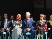 An der Gedenkfeier für den ermordeten Journalisten Jamal Khashoggi am Tatort in Istanbul nahmen unter anderem seine türkische Verlobte Hatice Cengiz (mit orangem Kopftuch) und «Washington Post»-Besitzer Jeff Bezos (ganz links) teil. (Bild: KEYSTONE/EPA/TOLGA BOZOGLU)