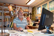 Der Autor und sein Schaffensort: Hier schreibt Toni Mathies seine Kindheitserinnerungen nieder. Bild: Nicola Ryser