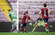 Ermedin Demirovic (links) erzielt in der 47. Minute seinen zweiten Treffer gegen Servettes Goalie Jeremy Frick. (Bild: Valentin Flauraud/Keystone)