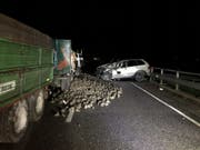 Zur Räumung der Zuckerrüben nach dem Unfall musste die Feuerwehr ausrücken. (Bild: Kantonspolizei Freiburg)