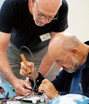 Das Anlöten von zwei feinen Kabeln erfordert im Repair-Café mehrere ruhige Hände. (Bild: Andreas Taverner)