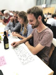 Familie Weber hofft auf den Gewinn des Grills. (Bild: Desirée Müller)