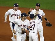 Die Baseballer der Houston Astros klatschen ab (Bild: KEYSTONE/EPA/TYLER SMITH)