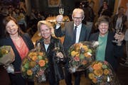 Die CVP in Festlaune (von rechts): Die wieder gewählten Nationalräte Ida Glanzmann, Leo Müller und Andrea Gmür sowie Priska Wismer, die im Falle einer Wahl von Andrea Gmür ins Stöckli in den Nationalrat nachrücken könnte. Bild: Eveline Beerkircher (Luzern, 20. Oktober 2019)