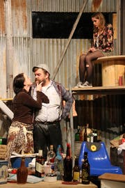 Die Theatergesellschaft Dallenwil feierte am Samstag Premiere mit dem gesellschaftskritischen Stück "Uf dä Gass". Lola (Louise Roche) überzeugt den Chef (Reto Gabriel) davon, das neue Mitglied Gina (oben rechts, Silvia Bründler) trotz ihrer Drogensucht bei ihnen aufzunehmen. (Bild: Irene Infanger, Dallenwil, 19. Oktober 2019)