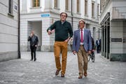 Der abgewählte Nationalrat Peter Schilliger (FDP, links) und Markus Zenklusen (Parteipräsident der FDP) auf dem Weg zum Regierungsgebäude.