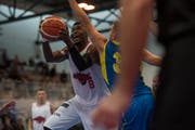 Harding Ngueyep Nana von Swiss Central Basket (links) gegen einen Spieler von Starwings Regio Basel. (Bild: Dominik Wunderli, Luzern, 28. September 2019)