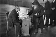 Seit 1848 finden alle vier Jahre im Oktober Parlamentswahlen statt. Eine historische Aufnahme eines Urnengangs um das Jahr 1940. (Bild: Keystone)