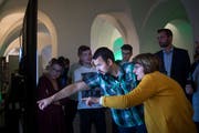 Wie schneidet der Lieblingskandidat ab? Politik-Interessierte verfolgen derzeit im Pfalzkeller in St.Gallen die National- und Ständeratswahlen live. (Bild: Benjamin Manser - 20. Oktober 2019)