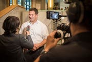 Ein glücklicher Manuel Strupler nach seiner Wahl in den Nationalrat. (Bild: Reto Martin)