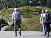 Wanderer im Diemtigtal im Berner Oberland. (Bild: KEYSTONE/PETER SCHNEIDER)