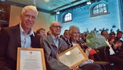 So freuen sich Preisträger (von links): Daniel mit Vater Josef Reinhard und dessen Frau Rösy, beklatscht von Landammann Josef Hess, Nationalrat Karl Vogler und Kantonsratspräsident Reto Wallimann. (Bild: Markus von Rotz, Sarnen, 19. Oktober 2019)