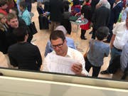 Manuel Strupler (SVP) schaut sich die Wahlresultate an. (Bild: Silvan Meile)