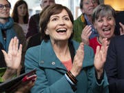 Jubel bei den Grünen: Parteipräsidentin Regula Rytz. (Bild: KEYSTONE/PETER SCHNEIDER)