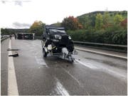 Das gekippte Wohnmobil und der von ihm getrennte Anhänger samt aufgeladenem Jeep nach dem Unfall. (Bild: Kantonspolizei Basel-Landschaft)