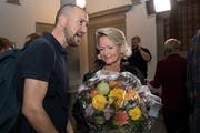 Andrea Gmür (CVP) schloss bei den Ständeratswahlen mit dem zweitbesten Resultat ab. Damit ist sie in der Pole-Position für den zweiten Wahlgang. Florian Studer, parteilos, belegte den letzten Platz. (Bild. Eveline Beerkircher, Luzern, 20. Oktober 2019)